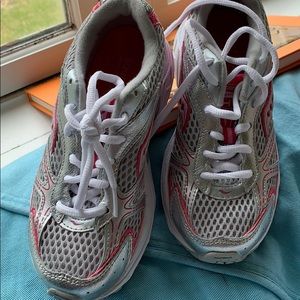 Saucony girls athletic shoes size 1.5